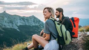 Due ragazzi in cima a una montagna