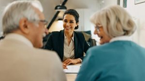 Una copia di pensionati da un consulente