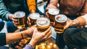 Un gruppo di amici beve una birra al pub