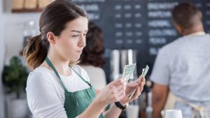 Una barista conta le mance