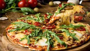 Pizza sul tavolo a tranci